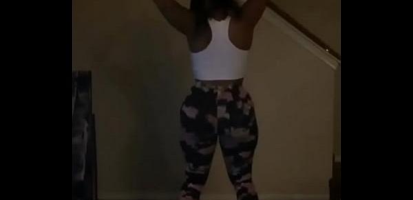  Thick chick shaking that ass